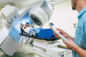 Un experto en oncología dice que la radioterapia podría ser más segura y eficaz
