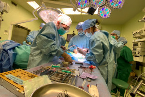 Pionierska operacja w szpitalu Jurasza. Lekarze zrekonstruowali twarz z użyciem płata udowego
