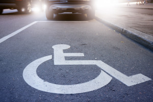 Nowe zasady kart parkingowych dla niepełnosprawnych. Jest odpowiedź ws. bezterminowych