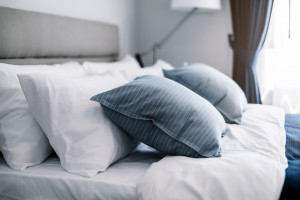 Naukowcy wyjaśniają, dlaczego powinniśmy zmieniać poduszkę do spania raz do roku