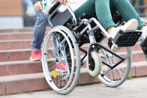 NIK: potrzeby osób z niepełnosprawnościami wciąż niedostrzegane w przestrzeni publicznej