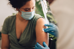 PTMR: opublikowano rekomendacje dotyczące szczepień przeciwko półpaścowi