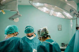 USA: jednoczesny przeszczep nerki od świni i pompy wspomagającej serce u pacjentki