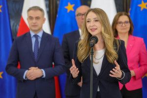 1000 zł dodatku do pensji od 1 lipca. Sejm przyjął ważne zmiany w ustawach