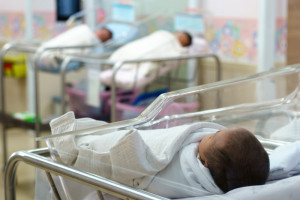 Niska liczba urodzeń i duże natężenie zgonów. GUS podał dane za 2023 rok