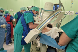 Elastyczną protezą lekarze z Mielca uśmierzają przewlekły ból kręgosłupa