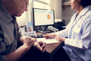 Seniorzy często muszą dwukrotnie odwiedzić lekarza, aby otrzymać receptę na bezpłatne leki