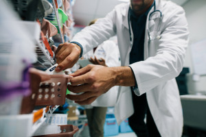 Burza wokół dawkowania leków. Ministra zdrowia mówi o dezinformacji. Rezydenci: zabrakło komunikacji