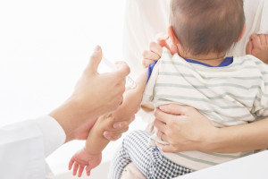 Przetarg na szczepionki przeciw pneumokokom. Polskie Towarzystwo Pediatryczne apeluje do MZ