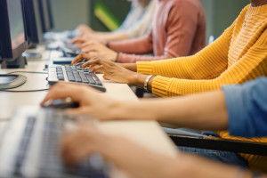 Nawet 2417 zł świadczenia urlopowego dla osób na etacie. Ważne wskazówki