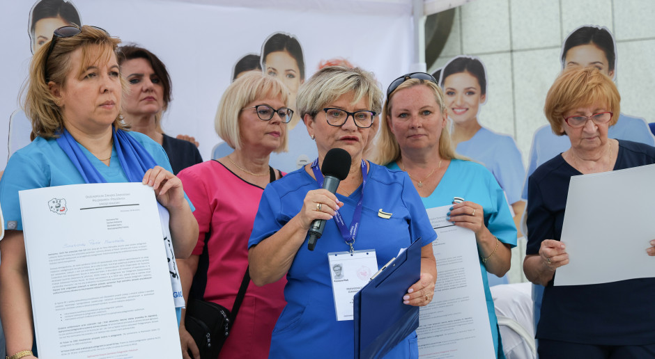 Podwyżki pielęgniarek spadły z obrad w Sejmie. Ustawa obywatelska stała