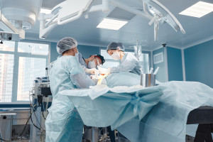 Mastektomia, usunięcie węzłów chłonnych i rekonstrukcja piersi. W Centrum Zdrowia Matki Polki przeprowadzono innowacyjny zabieg