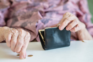 ZUS wspiera seniorów w pokrywaniu rachunków za prąd i ogrzewanie. Fot. Shutterstock/Maliutina Anna Dodatkowe pieniądze na rachunki za prąd. Komu przysługuje kilkaset złotych wsparcia?