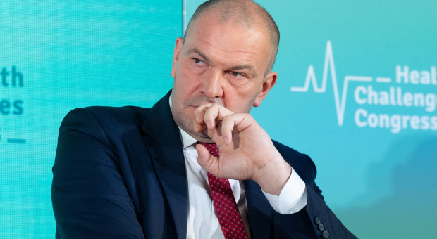 Wiceprezes NFZ: zastanówmy się, czy na kominy płacowe lekarzy powinny iść publiczne pieniądze