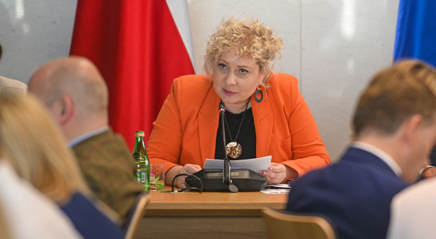 Walizki pieniędzy kontra luka w systemie. Komisja za zakazem w sprzedaży e-papierosów i saszetek