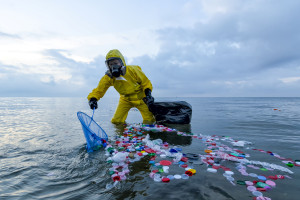 Plastik z recyklingu zaszkodził larwom ryb danio. Fot. Adobe Stock/fabrizio maffei Koniec plastiku z recyklingu? Już po 2 dniach w wodzie poważnie zaszkodził larwom ryb