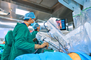 Robotic surgery or radiotherapy? No one has ever compared the two methods in these patients.