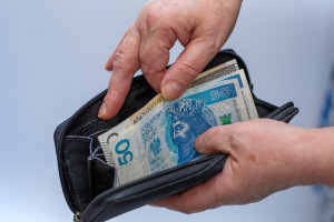  1200 zł. Bon przysługuje od 60. i 65. roku życia