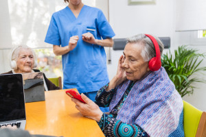 0,23 pracownika na 100 osób po 65. roku życia. Błyskawiczna reakcja na raport NIK o DPS-ach