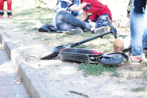 Hulajnogą 100 km/h. Oskalpowania głowy, twarzy, zmiażdżone kończyny. Skończy się tylko na kaskach?
