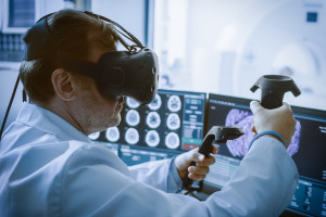 Doktorlar ve yöneticiler robotlarla dostane ilişkiler içinde. Yapay zekanın Sağlık Piyasası Forumu'ndaki gerçek faydaları.
