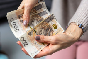 Poles rushed to claim the benefit. Applications to the Social Insurance Institution (ZUS) can be submitted until the end of November.