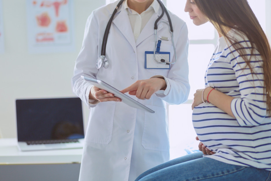 Ciężarne wykluczone komunikacyjnie. MZ szykuje nowe rozwiązania