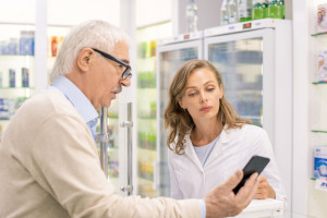 Polacy już kupują za dużo leków, często bez wskazań. Samorząd lekarski wskazuje, co może ten trend nasilić