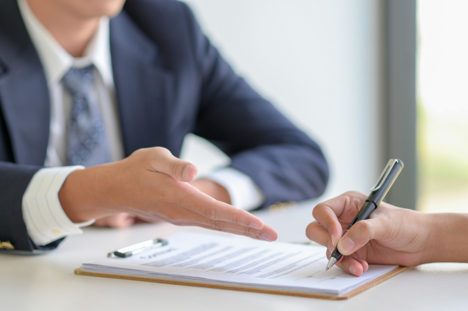 Tego podpisu pracownik może żałować. Przy wypłacie czeka zaskoczenie