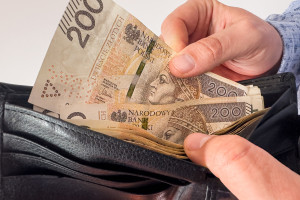 Po złożeniu wniosku w ZUS emerytura może wzrosnąć o 400 złotych. Dodatkowe 400 zł do emerytury. Trzeba zacząć od wniosku w ZUS