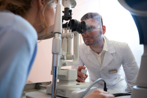 Les médecins se plaignent que 37 livres pour l'examen, c'est trop. Médecin : C'est la spécialisation.