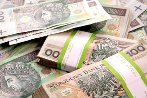 Banknoty złotówkowe w paczkach 30 000 zł od razu i 2000 zł co miesiąc. Emeryci wygrywają z ZUS