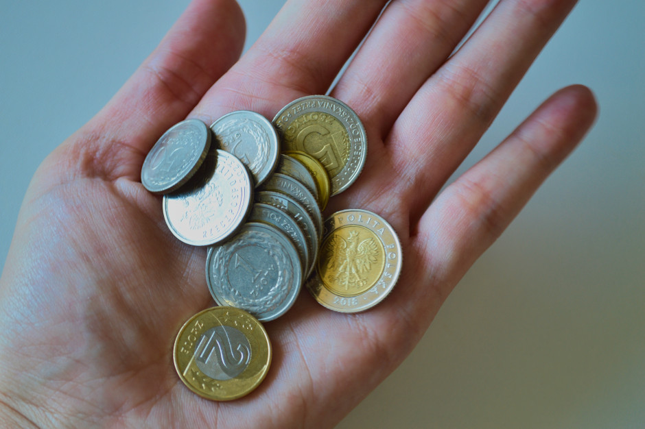 Szumnie zapowiadana pomoc dla seniorów. "Rząd po cichu tnie dostęp"