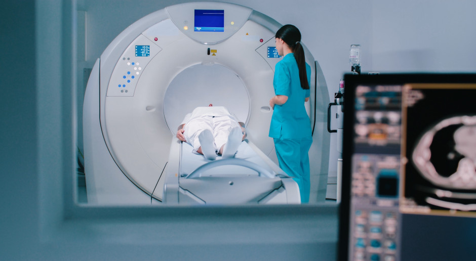 Stawki za podstawowe badania TK i MR w dół, a za opisy w górę. "Ceny z kosmosu", kolejki rosną