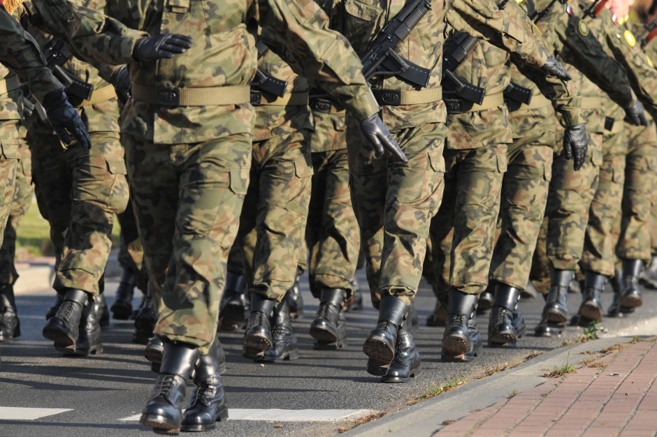 Ile godzin potrzeba, by z przeciętnego Kowalskiego zrobić żołnierza? Ekspert podaje minimum