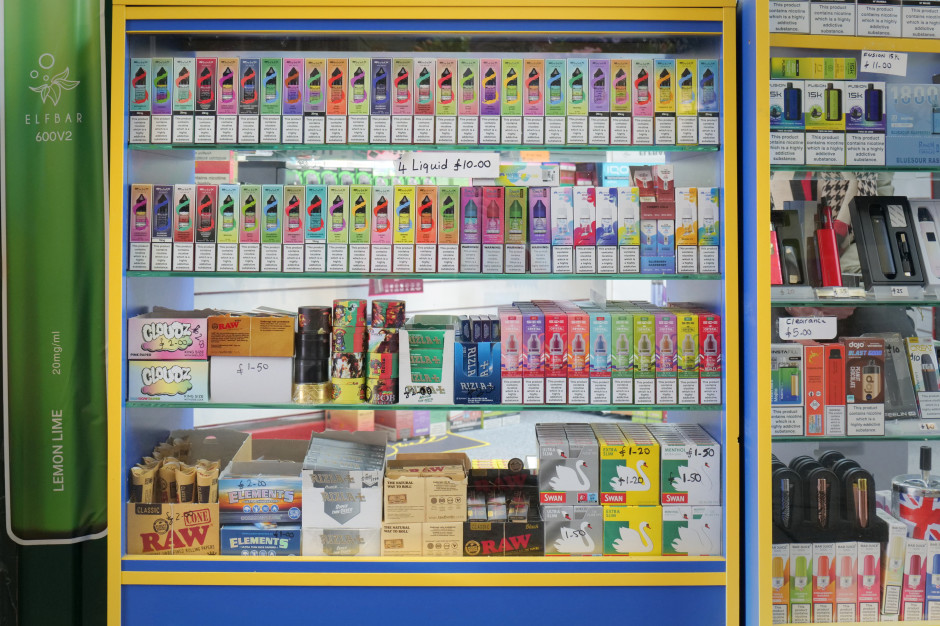 Mają po 13-15 lat, co piąty codziennie pali e-papierosy. Ekspert: kuszą kolorami, smakami i zapachami