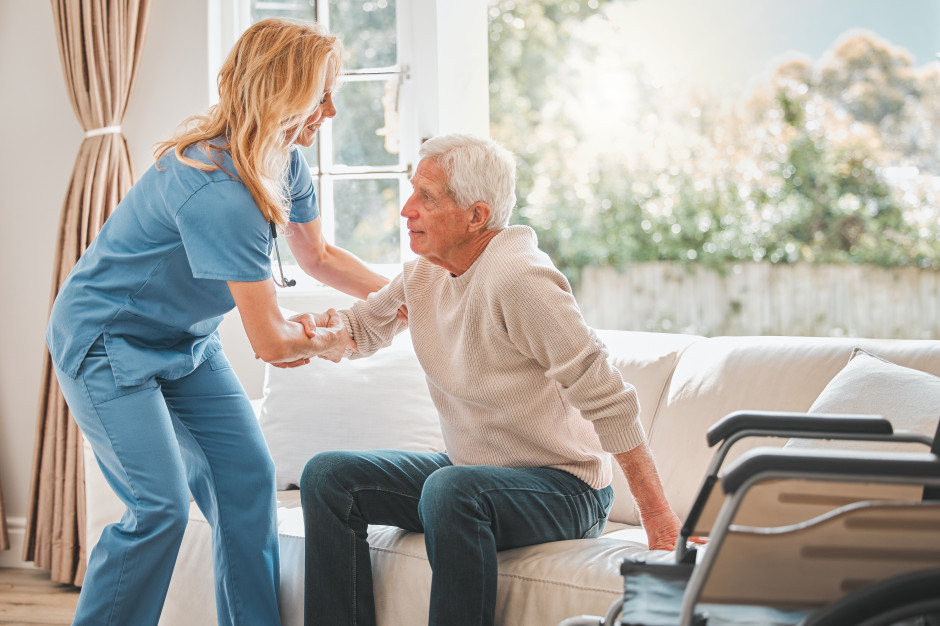 139 lekarzy, 3469 pielęgniarek w DPS-ach. Widać niepokojący trend