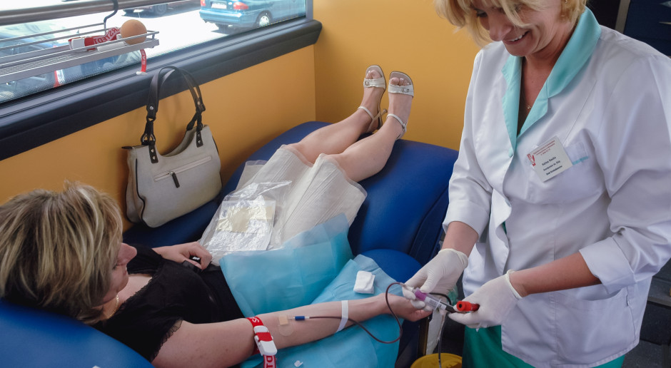 Brak premii lub brak zatrudnienia. Honorowi dawcy krwi mają pod górkę