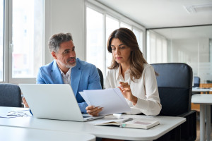 Pracownicy studiują nowe przepisy. Przełomowa decyzja dla pracowników. Od lat nie było takiej zmiany w Kodeksie pracy