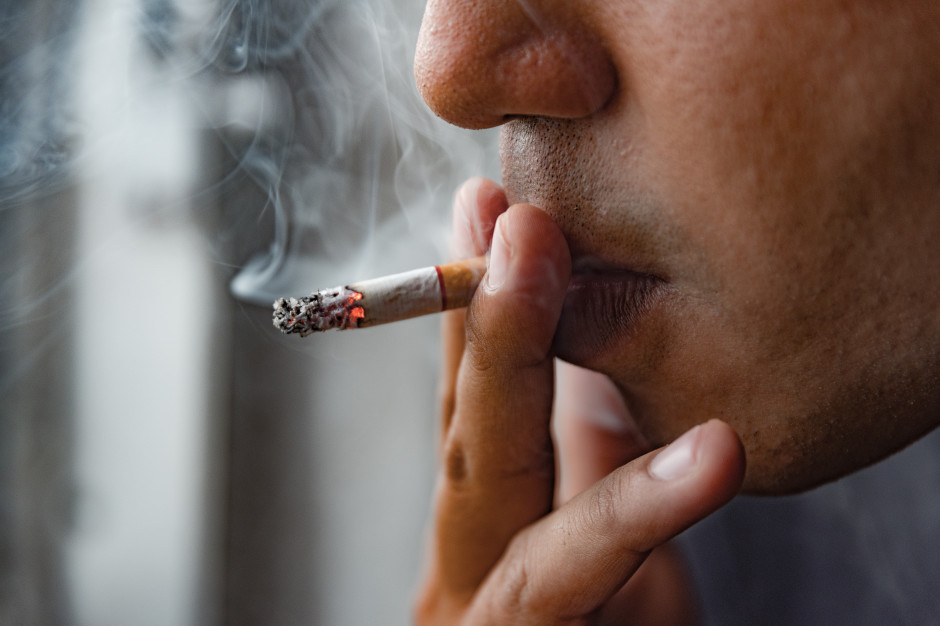 Szokujące dane naukowców. Jeden papieros zabiera tyle życia