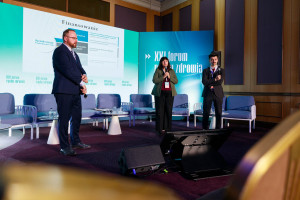 Dr Anna Depukat, dr Tomasz Rowiński i Sebastian Goncerz podczas konferencji prasowej Centra zdrowia psychicznego. Trzy ustawy do zmiany, by zakończyć pilotaż