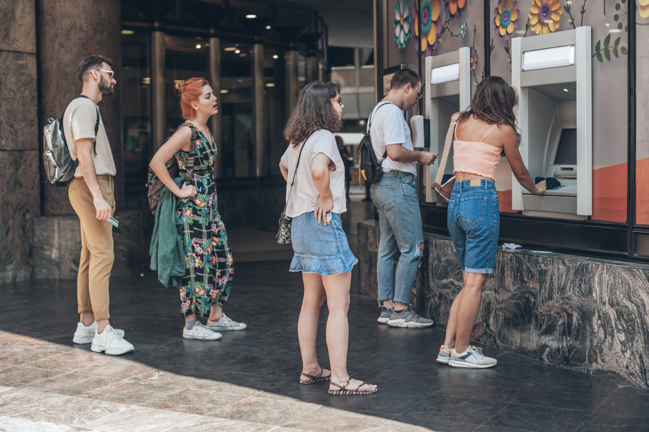 30 listopada ostatnia szansa. Polacy masowo ruszyli po pieniądze ze świadczenia