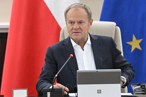 Premier Donald Tusk 1300 zł świadczenia co miesiąc dla każdego. Nie ma ani jednego warunku. Czy to się może udać?