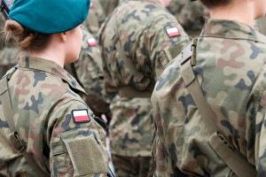 Nowe przepisy o broni mają ułatwić dostęp byłym żołnierzom i funkcjonariuszom. Celem zmian jest wzmocnienie obronności Polski. Rewolucja w dostępie do broni. Polska ma przestać być wyjątkiem w UE