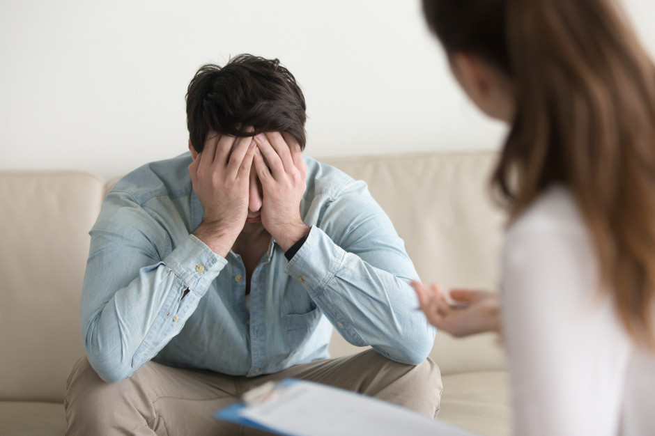 Naukowcy: wyniszcza psychikę. Wystarczy, iż miałeś przed 13. urodzinami