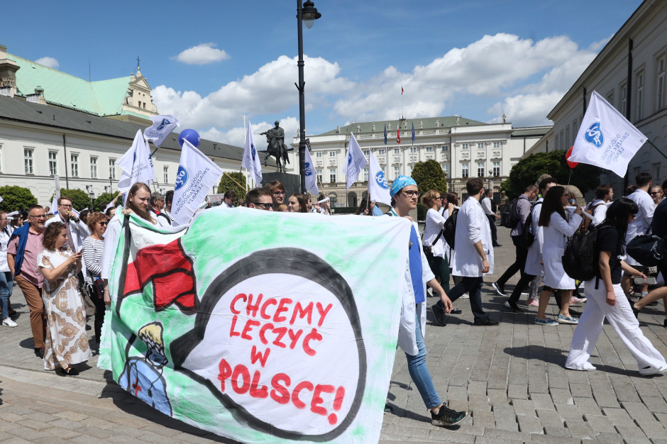 48 000 zł miesięcznie. Padła pierwsza propozycja limitu dla zarobków lekarza