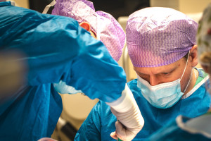 Szpital w Sosnowcu przeprowadził europejski pionierski zabieg neurochirurgiczny  59-latek z zastawką, którą można programować