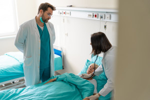 Un altro cambiamento per i medici? I colloqui riguardano l'eliminazione dei tirocini