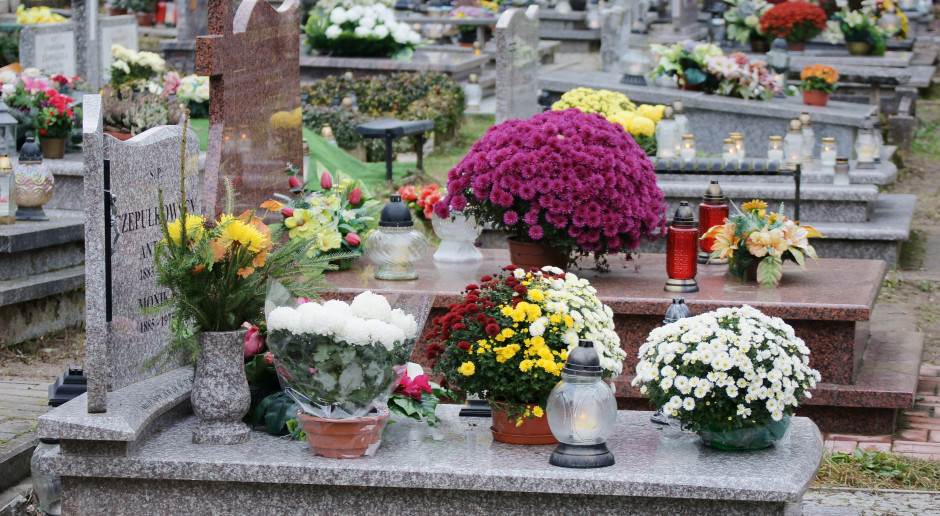 Od 500 do 5000 zł grzywny. Takiego stroika na grób nigdy nie kupuj