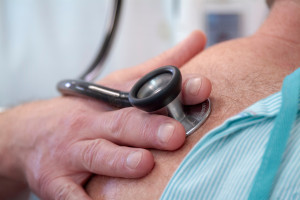 3 Reglas de Oro: El médico en ejercicio más longevo revela cómo vivió hasta los 103 años.